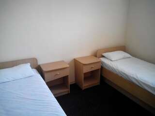 Хостелы Hostel Кривой Рог Двухместный номер с 2 отдельными кроватями и ванной комнатой-3
